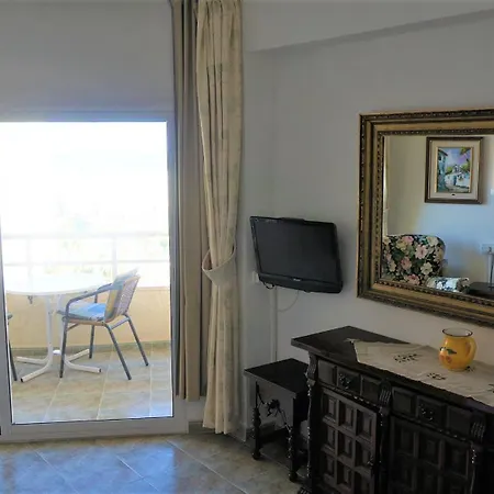 Appartamento First Line, To The Beach, 1 Bed , Sleeps